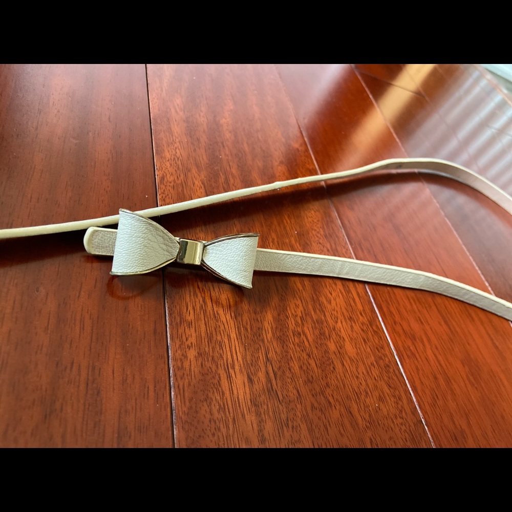 Bow shaped belt